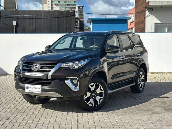 TOYOTA HILUX SW4 2.8 SRX DIAMOND 4X4 7 LUGARES 16V TURBO INTERCOOLER DIESEL 4P AUTOMÁTICO